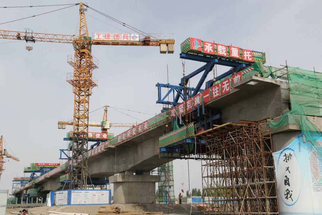 北新土木公司阿阿铁路跨省道大桥连续桥梁顺利合龙