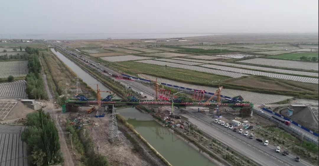 北新土木公司阿阿铁路跨省道大桥连续桥梁顺利合龙