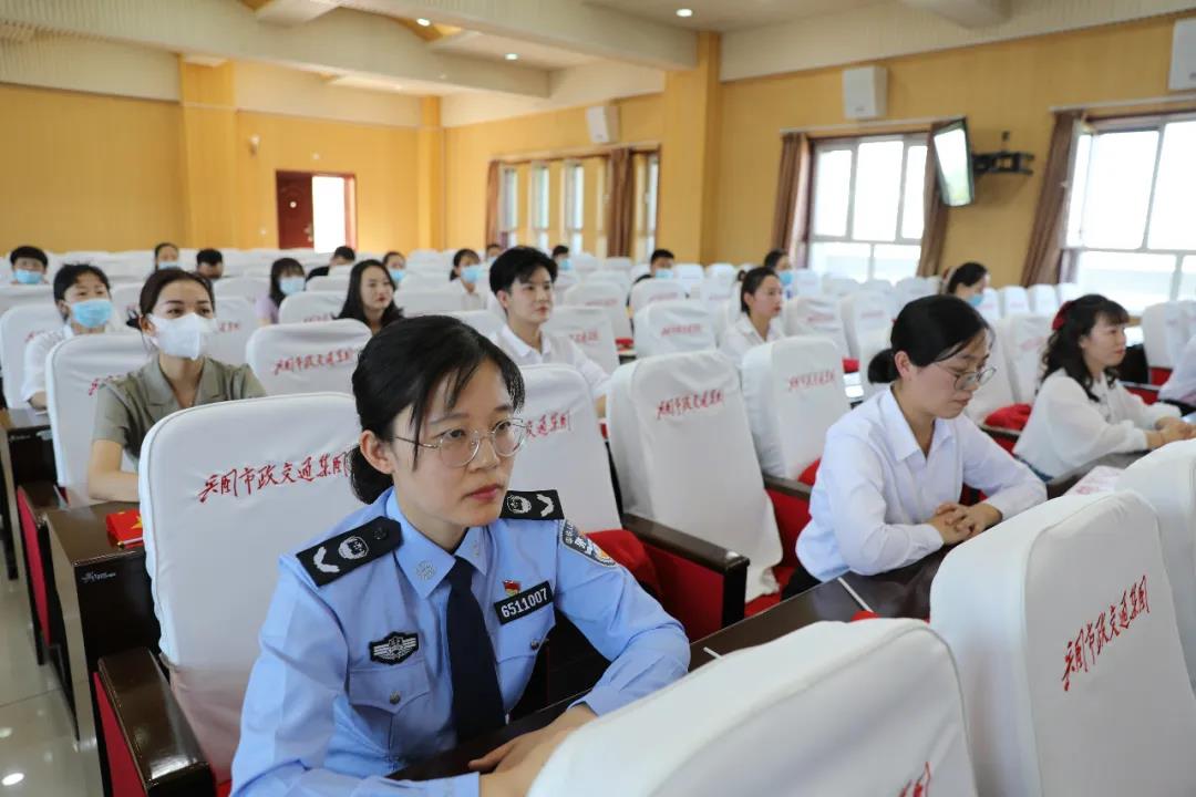 十一师师直党工委联合兵团市政轨道交通集团举办读书分享会