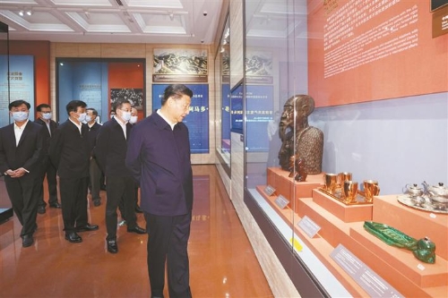 习近平在参观“友好往来 命运与共——党和国家领导人外交活动礼品展”时强调 同世界各国人民深化友谊加强交流 推动构建人类命运共同体 王沪宁参观展览