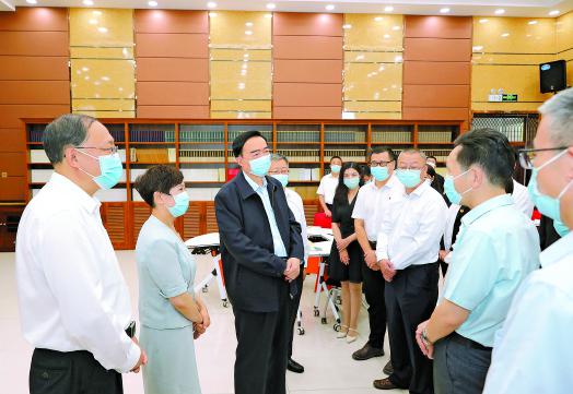陈全国在新疆师范大学调研时强调 坚定不移坚持社会主义办学方向 培养担当民族复兴大任的时代新人 向全区广大教师、教育工作者和离退休教职员工致以节日的祝贺和诚挚的祝福