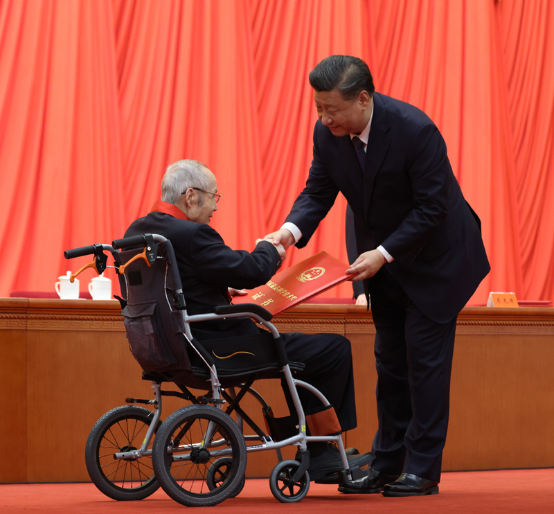 习近平出席国家科学技术奖励大会并为最高奖获得者等颁奖