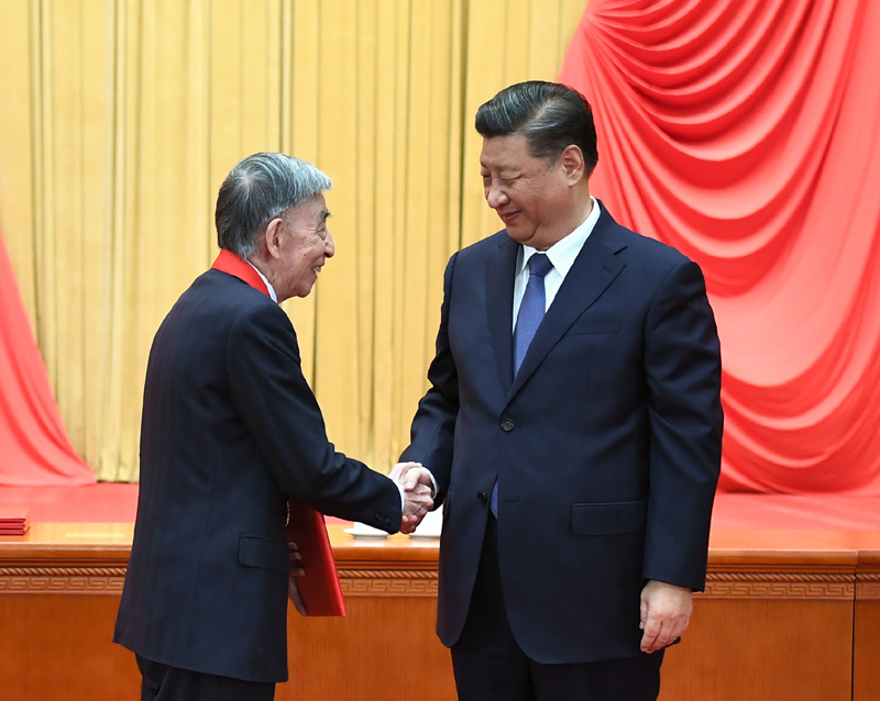 习近平出席国家科学技术奖励大会并为最高奖获得者等颁奖