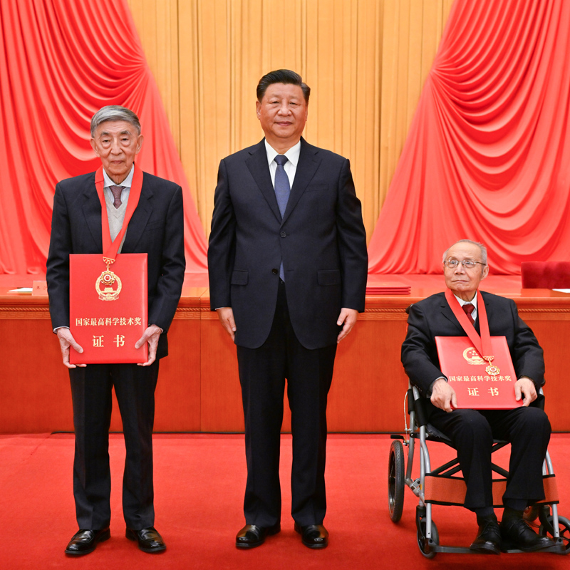 习近平出席国家科学技术奖励大会并为最高奖获得者等颁奖