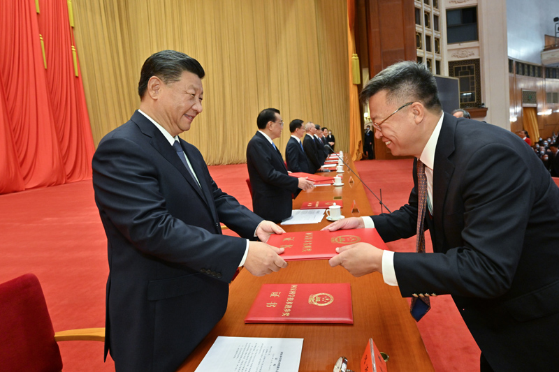 习近平出席国家科学技术奖励大会并为最高奖获得者等颁奖