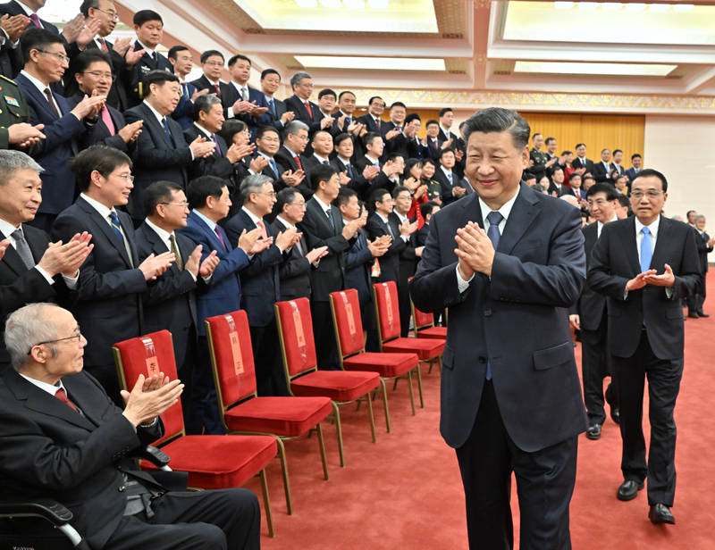 习近平出席国家科学技术奖励大会并为最高奖获得者等颁奖