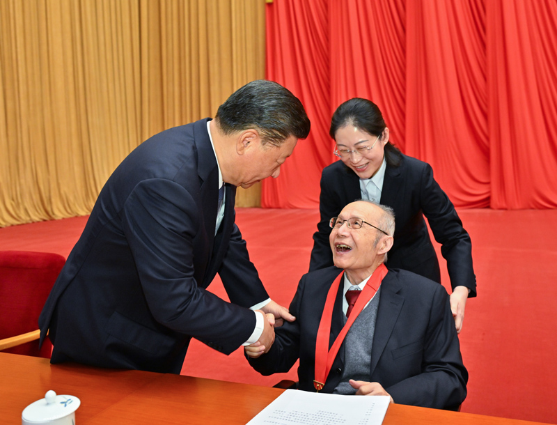 习近平出席国家科学技术奖励大会并为最高奖获得者等颁奖