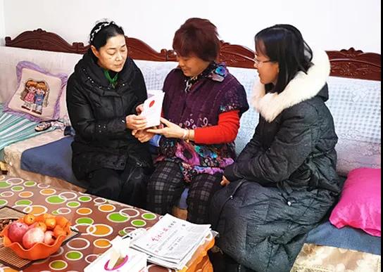 十一师妇联开展送温暖走访慰问活动