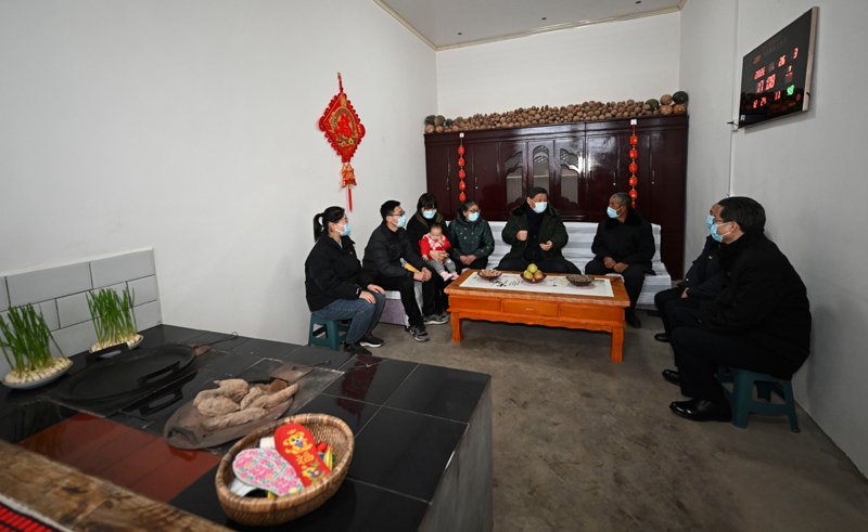 习近平春节前夕赴山西看望慰问基层干部群众 向全国各族人民致以美好的新春祝福