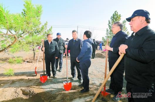 马兴瑞艾尔肯·吐尼亚孜肖开提·依明努尔兰·阿不都满金李邑飞等参加义务植树活动