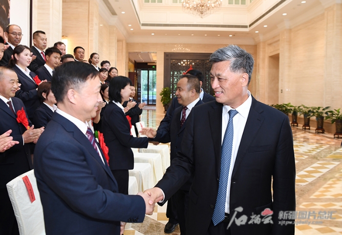 全区信访工作会议召开 马兴瑞 艾尔肯·吐尼亚孜 努尔兰·阿不都满金会见先进代表