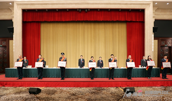 全区信访工作会议召开 马兴瑞 艾尔肯·吐尼亚孜 努尔兰·阿不都满金会见先进代表