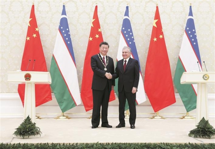 习近平接受乌兹别克斯坦总统米尔济约耶夫授予“最高友谊”勋章