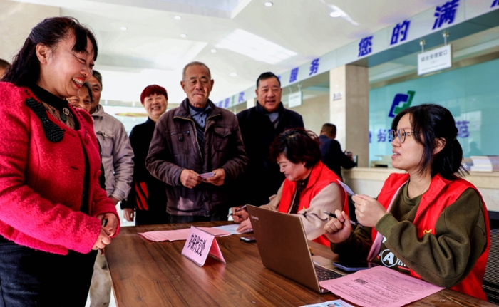 党的十九大以来以习近平同志为核心的党中央整治形式主义为基层减负综述