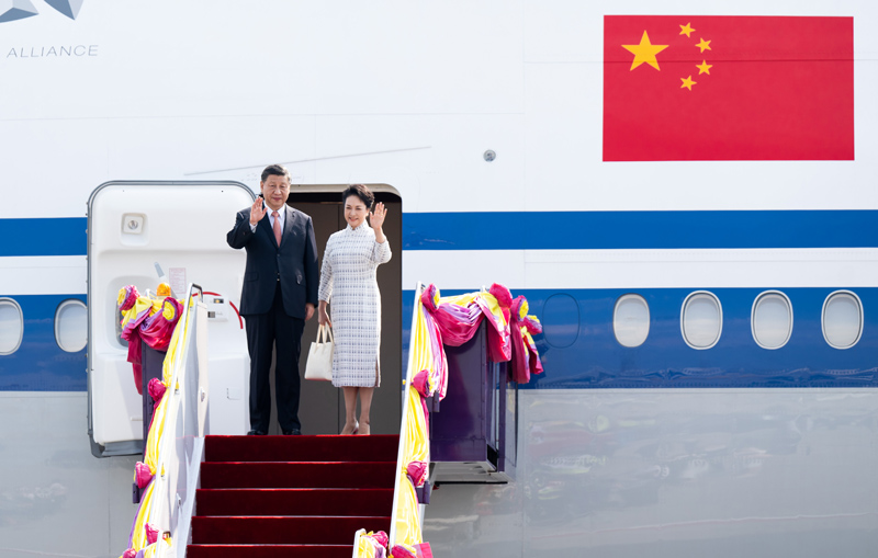 习近平抵达曼谷出席亚太经合组织第二十九次领导人非正式会议并对泰国进行访问