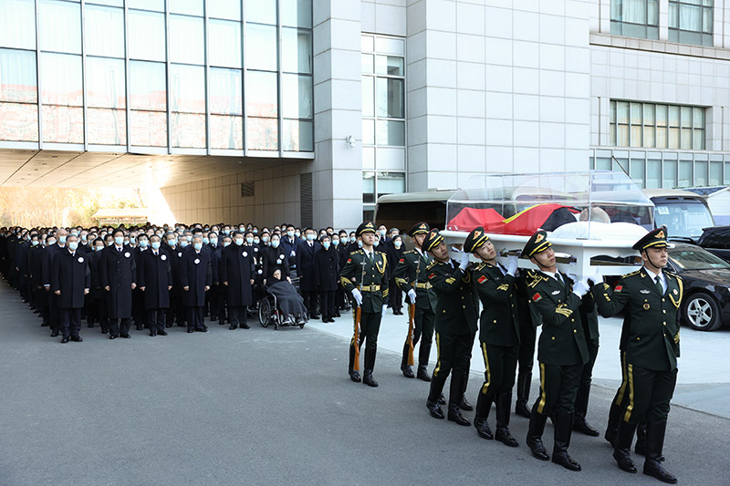 习近平等党和国家领导同志到医院为江泽民同志送别并护送遗体到八宝山火化