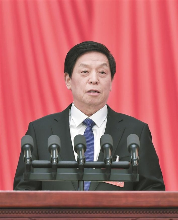 十四届全国人大一次会议举行第二次全体会议 习近平等在主席台就座