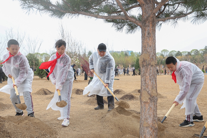 习近平在参加首都义务植树活动时强调 掀起造林绿化热潮 绘出美丽中国的更新画卷 李强赵乐际王沪宁蔡奇丁薛祥李希韩正参加