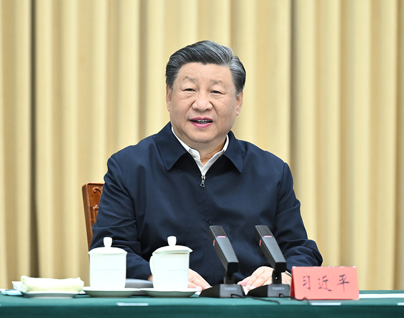 习近平在听取新疆维吾尔自治区党委和政府 新疆生产建设兵团工作汇报时强调 牢牢把握新疆在国家全局中的战略定位 在中国式现代化进程中更好建设美丽新疆 蔡奇出席汇报会