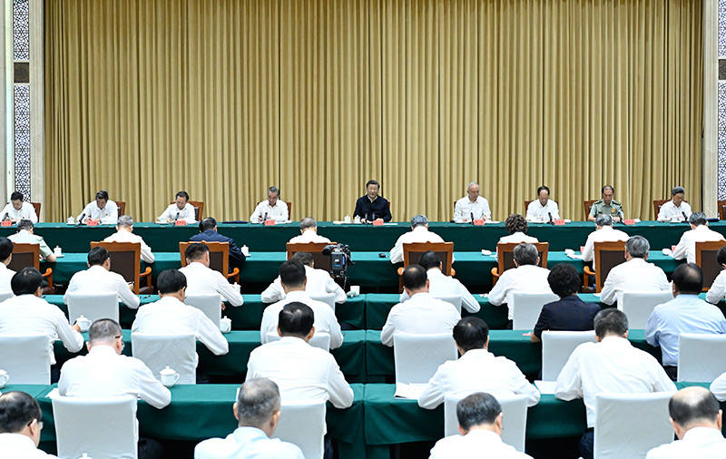 习近平在听取新疆维吾尔自治区党委和政府 新疆生产建设兵团工作汇报时强调 牢牢把握新疆在国家全局中的战略定位 在中国式现代化进程中更好建设美丽新疆 蔡奇出席汇报会