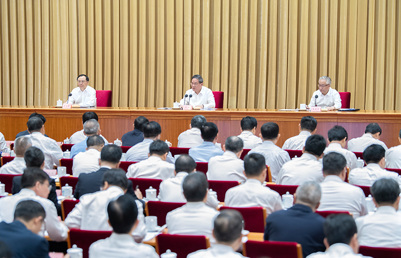 习近平就推进新型工业化作出重要指示强调：把高质量发展的要求贯穿新型工业化全过程 为中国式现代化构筑强大物质技术基础