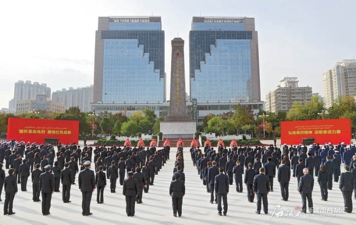 新疆各族各界向人民英雄敬献花篮 马兴瑞艾尔肯·吐尼亚孜祖木热提·吾布力努尔兰·阿不都满金李邑飞张春林出席 何忠友主持仪式