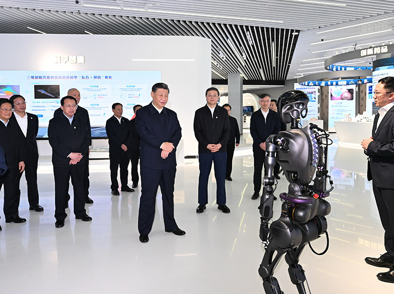 习近平在上海考察时强调 聚焦建设“五个中心”重要使命 加快建成社会主义现代化国际大都市 返京途中在江苏盐城考察