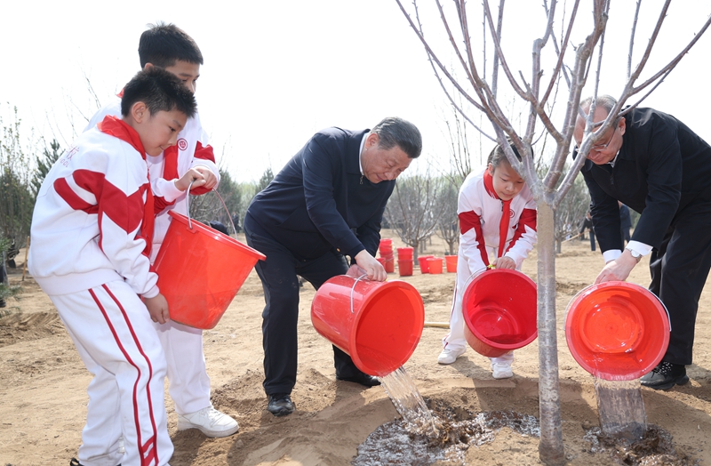 习近平在参加首都义务植树活动时强调：全民植树增绿 共建美丽中国