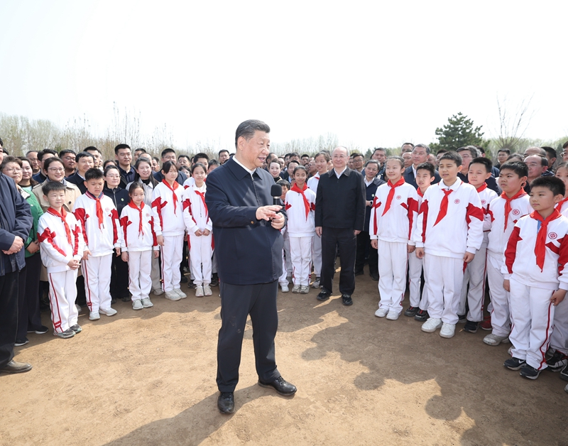 习近平在参加首都义务植树活动时强调：全民植树增绿 共建美丽中国