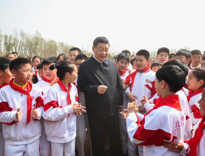 习近平在参加首都义务植树活动时强调：全民植树增绿 共建美丽中国