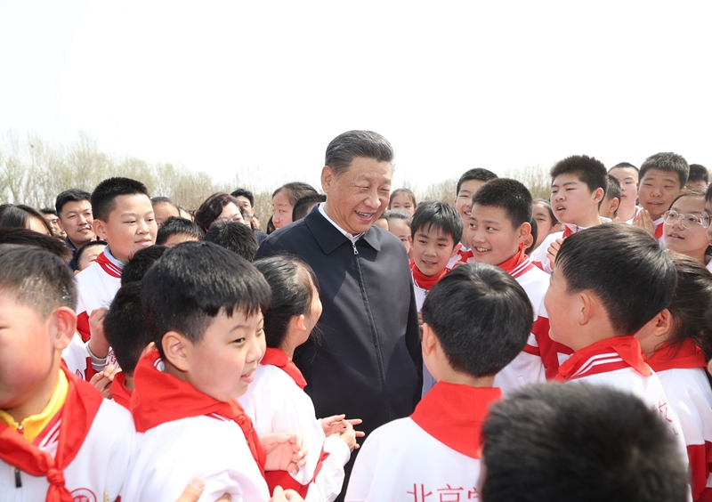 习近平在参加首都义务植树活动时强调：全民植树增绿 共建美丽中国