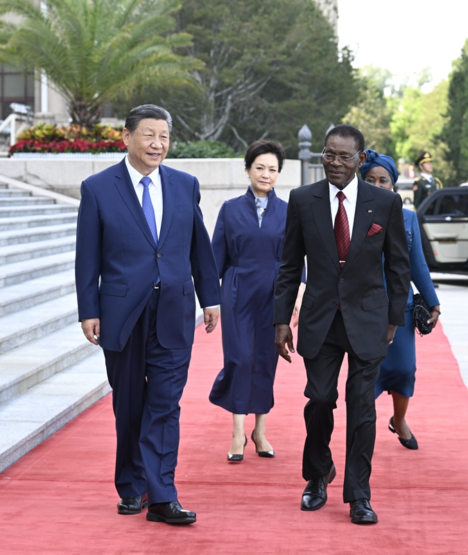习近平同赤道几内亚总统奥比昂会谈