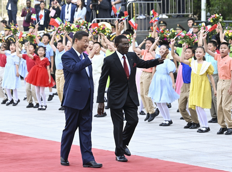 习近平同赤道几内亚总统奥比昂会谈