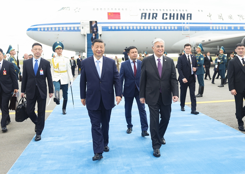 习近平抵达阿斯塔纳出席上海合作组织成员国元首理事会第二十四次会议并对哈萨克斯坦进行国事访问