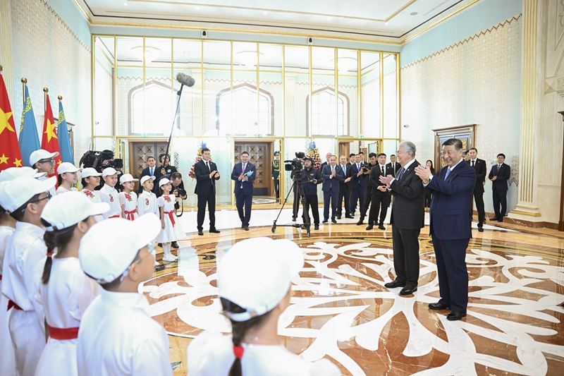 习近平抵达阿斯塔纳出席上海合作组织成员国元首理事会第二十四次会议并对哈萨克斯坦进行国事访问