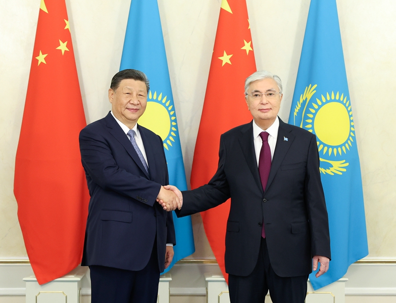习近平同哈萨克斯坦总统托卡耶夫举行会谈