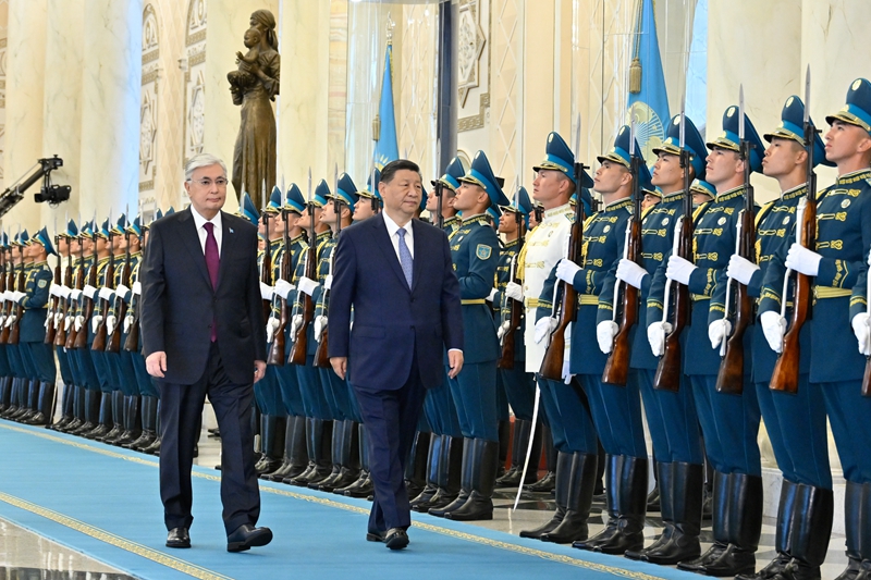 习近平同哈萨克斯坦总统托卡耶夫举行会谈