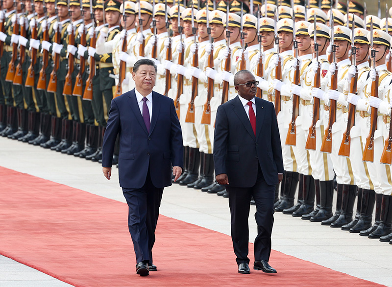 习近平同几内亚比绍总统恩巴洛会谈