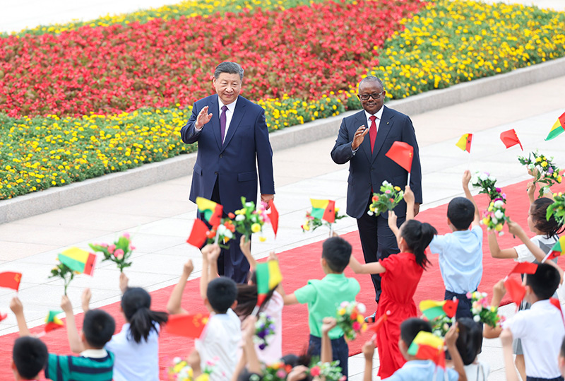 习近平同几内亚比绍总统恩巴洛会谈