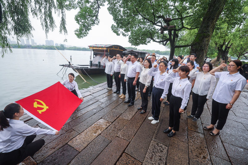 又踏层峰辟新天——《中共中央关于进一步全面深化改革、推进中国式现代化的决定》诞生记