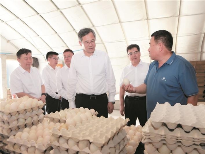 何忠友在二师铁门关市调研时强调 解放思想实事求是与时俱进求真务实 凝心聚力把兵团建设得更强大更繁荣
