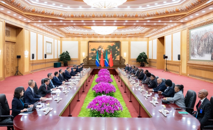 习近平同南非总统拉马福萨会谈