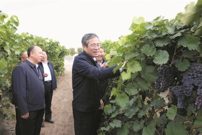 何忠友在四师可克达拉市、五师双河市调研时强调 解放思想锐意进取进一步全面深化改革 转变观念固本兴新扎实推动高质量发展