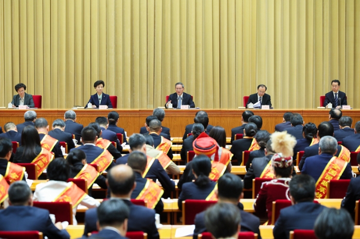 习近平对民政工作作出重要指示强调 加强普惠性基础性兜底性民生建设 积极主动为人民群众做好事办实事解难事 李强出席第十五次全国民政会议并讲话