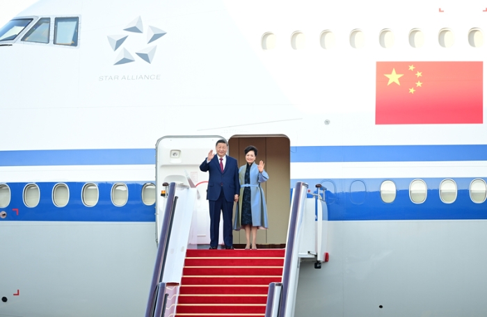 出席庆祝澳门回归祖国25周年大会暨澳门特别行政区第六届政府就职典礼并对澳门进行视察 习近平抵达澳门 澳门特别行政区行政长官贺一诚等前往机场迎接