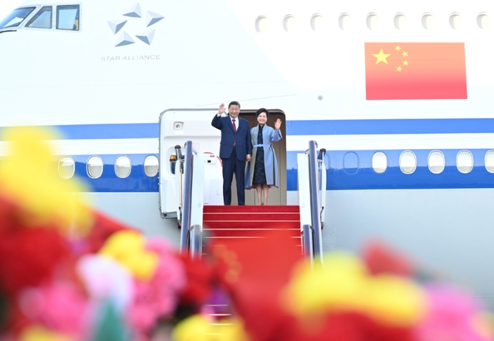出席庆祝澳门回归祖国25周年大会暨澳门特别行政区第六届政府就职典礼并对澳门进行视察 习近平抵达澳门 澳门特别行政区行政长官贺一诚等前往机场迎接