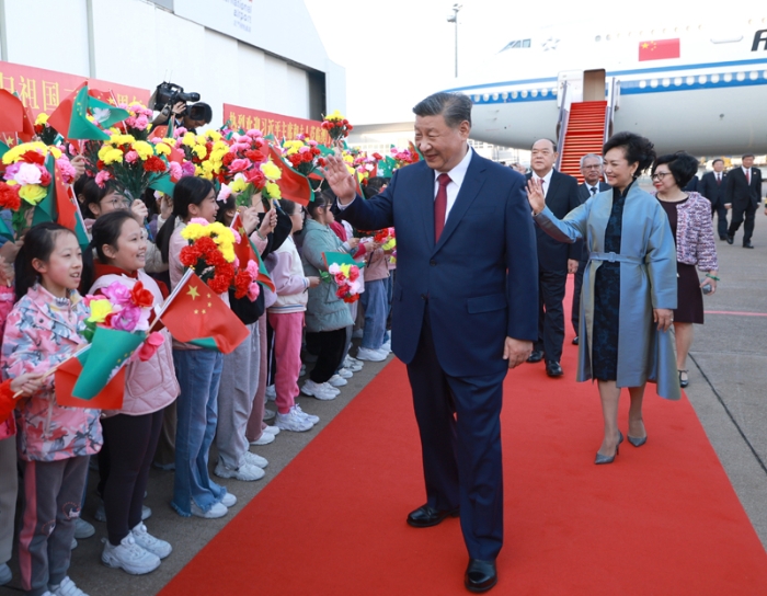 出席庆祝澳门回归祖国25周年大会暨澳门特别行政区第六届政府就职典礼并对澳门进行视察 习近平抵达澳门 澳门特别行政区行政长官贺一诚等前往机场迎接