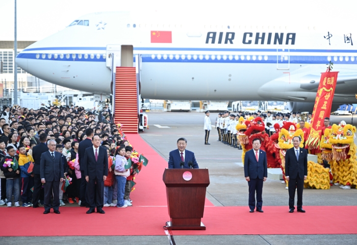 出席庆祝澳门回归祖国25周年大会暨澳门特别行政区第六届政府就职典礼并对澳门进行视察 习近平抵达澳门 澳门特别行政区行政长官贺一诚等前往机场迎接