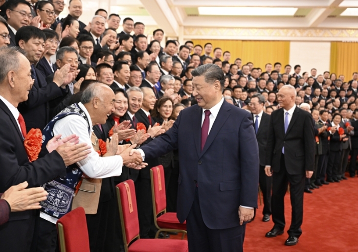 习近平接见全国离退休干部先进集体和先进个人受表彰代表