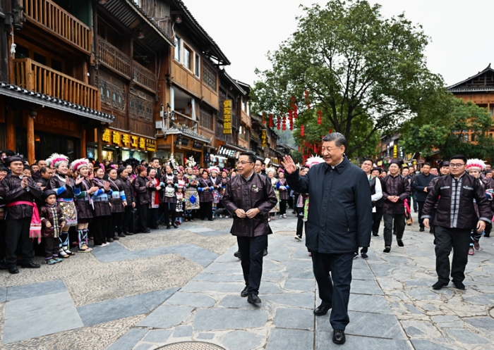 习近平在贵州考察时强调：坚持以高质量发展统揽全局 在中国式现代化进程中展现贵州新风采